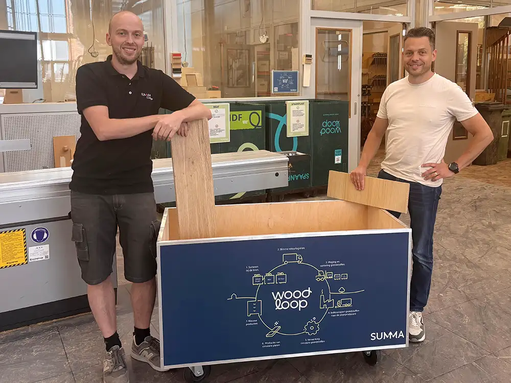 Joris van der Zanden en Patrick Daniels van Summa Wonen en Design staan bij een verzamelbak van Wood Loop