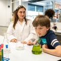 Kinderen leren en vermaken zich tijdens de High Tech Ontdekkingsroute 2024