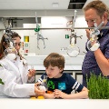 Kinderen leren en vermaken zich tijdens de High Tech Ontdekkingsroute 2024