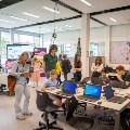 Kinderen leren en vermaken zich tijdens de High Tech Ontdekkingsroute 2024
