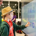 Kinderen leren en vermaken zich tijdens de High Tech Ontdekkingsroute 2024