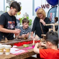 Kinderen leren en vermaken zich tijdens de High Tech Ontdekkingsroute 2024