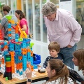 Kinderen leren en vermaken zich tijdens de High Tech Ontdekkingsroute 2024