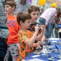 Kinderen leren en vermaken zich tijdens de High Tech Ontdekkingsroute 2024