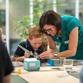 Kinderen leren en vermaken zich tijdens de High Tech Ontdekkingsroute 2024