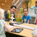 Kinderen leren en vermaken zich tijdens de High Tech Ontdekkingsroute 2024