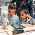Kinderen leren en vermaken zich tijdens de High Tech Ontdekkingsroute 2024