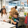 Kinderen leren en vermaken zich tijdens de High Tech Ontdekkingsroute 2024