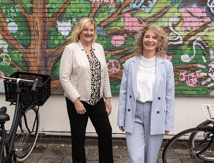 Kelly Hulshoff-Bensen (r) volgt Linda van Steenhoven op als directeur van het Montessori College in Eindhoven nieuws