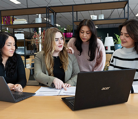 Lisanne van Oorsouw 2e van links met haar vriendinnen op het Summa College nieuws