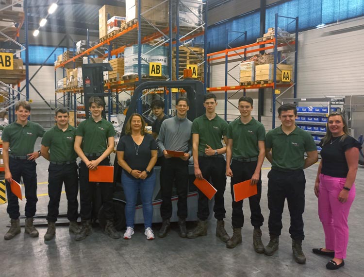 Summa College - Studenten Veiligheid leren heftruck rijden bij Transport & Logistiek