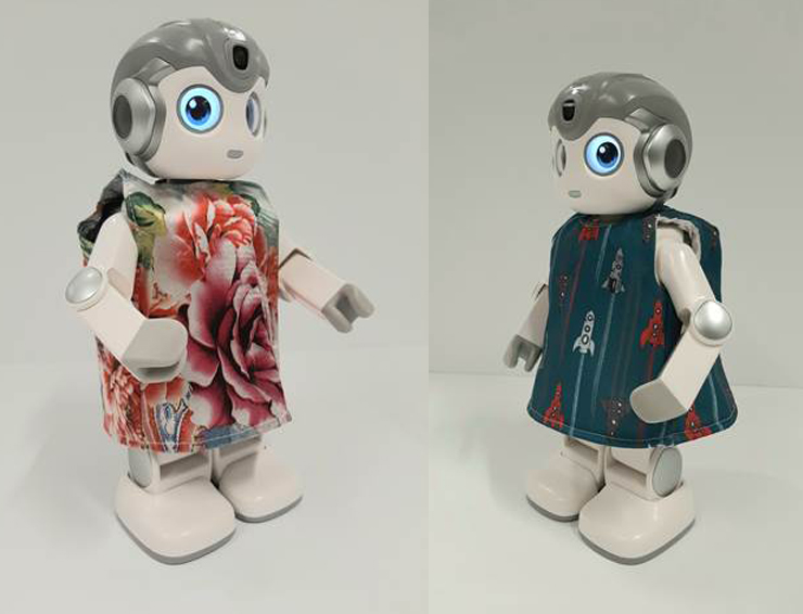 De zorgrobots die zijn aangekleed door studenten van Summa Fashion