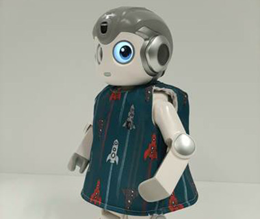 Een zorgrobot die is aangekleed door studenten van Summa Fashion