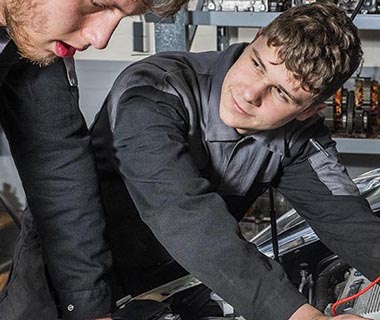 Summa College - Summa Automotive - Opleiding Allround technicus voertuigen Eerste autotechnicus bol