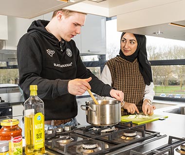 Summa College - Summa Maatschappij & Gezondheid - Dienstverlening Helpende zorg en welzijn bol